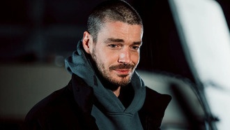 На «Кинопоиске» стартовал третий сезон сериала «Триггер» с Максимом Матвеевым