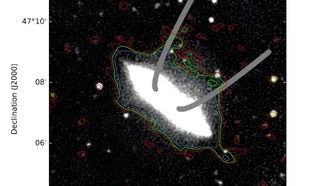 В галактике NGC 4217 обнаружен большой радиопузырь