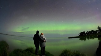 «Атмосфера вечеринки»: любители наблюдать за небом стали свидетелями еще одного шоу полярных сияний