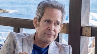 Звезда «Белого лотоса» в роли Альфреда Хичкока в антологии «Монстр»