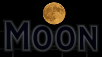 Октябрьское суперлуние в паре с кометой станет особенным ночным зрелищем