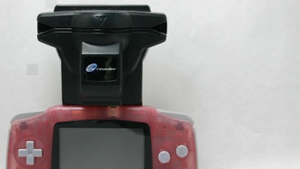 Умный программист втиснул игру «Пасьянс» на одну карту Nintendo GBA e-Reader