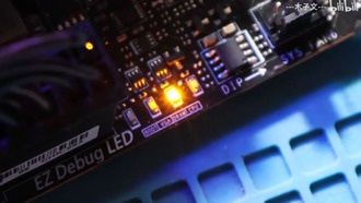 Энтузиаст сам меняет контакты материнской платы