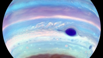 На полюсах Юпитера могут быть вихри из углеводородной дымки размером с Землю