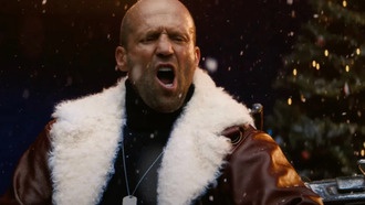 Джейсон Стэйтем разносит подарки из танка в World of Tanks