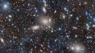 Камера темной энергии запечатлела сверкающие галактики скопления Антлия