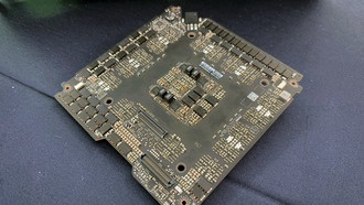 Показана задняя сторона печатной платы GeForce RTX 5090 Founders Edition