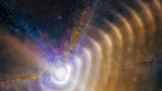 Уэбб наблюдает, как в звездной системе формируются и расширяются оболочки из богатой углеродом пыли