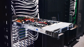 Аналитики вдвое снизили прогнозы поставок корпусов Nvidia Blackwell в 2025 году