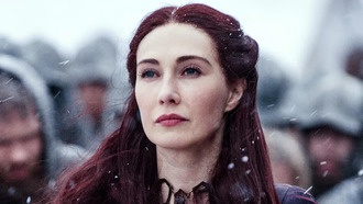 Актриса в образе Мелисандры из «Игры престолов» приняла участие в зимней фотосессии в стиле косплей