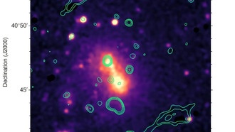 Рентгеновские наблюдения раскрывают процесс слияния в соседнем скоплении галактик малой массы