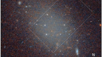 Хаббл обнаружил необычные шаровые скопления в ультрадиффузной галактике FCC 224