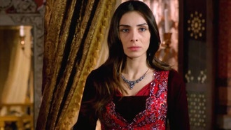 Актриса в образе Махидевран из «Великолепного века»