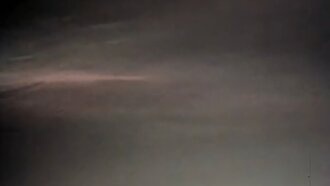 Марсоход Curiosity запечатлел цветные облака, дрейфующие над Марсом