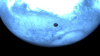 Астероидный зонд сделал редкие снимки марсианского спутника