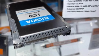 На фото: твердотельный накопитель Kioxia NVMe емкостью 122,8 ТБ на базе флэш-памяти BiCS NAND