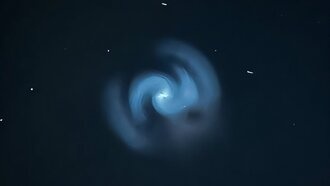 Ракетное топливо SpaceX создает потрясающий вихрь в европейском небе