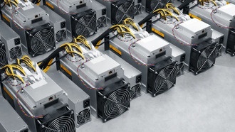Майнеры биткоинов опережают тарифы, поставив тысячи машин до того, как начнут действовать штрафы