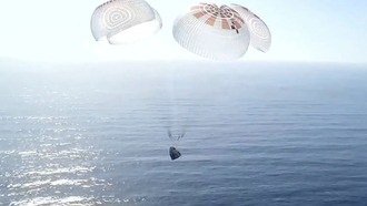 Четыре космических туриста вернулись на Землю после частного полета над полюсами