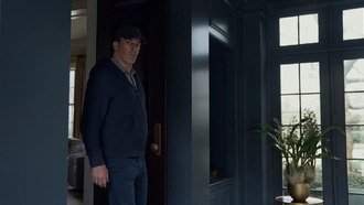 „Друзья и соседи“ — остроумный сериал, считают критики. Они также высоко оценили работу Джона Хэмма