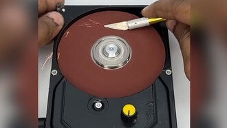 Старый жесткий диск переделан в шлифовальный станок с переменной скоростью вращения диска