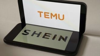 Трамп закрыл лазейку в тарифах для посылок из Китая и Гонконга