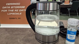 Компания Cerabyte доказала долговечность своего стеклянного носителя, прокипятив его в соленой воде и зажарив в печи