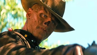 Актёр Уолтон Гоггинс снял с себя кожу в честь завершения съёмок второго сезона «Фоллаута»