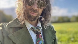 Актер озвучки Disco Elysium исполнил культовую караоке-сцену вживую в костюме Гарри Дюбуа