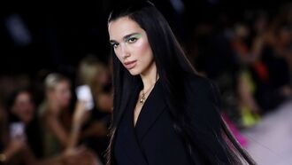 Элтон Джон, Дуа Липа и другие музыканты призывают Великобританию пересмотреть законопроект об авторских правах для ИИ