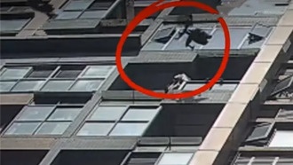 Мужчина в порыве гнева выбросил игровое кресло с 16 этажа — звук был как от взрыва