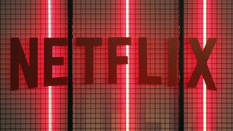 Новые фильмы и сериалы на Netflix: «Дракула: Неизвестная история» и «BlackBerry»