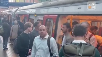 Лондон снова столкнулся с массовым отключением электричества: остановилось метро, люди застряли в тоннелях