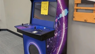 Intel создала игровой автомат с видеокартой Arc для продвижения новых продуктов