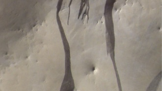 Полосы на склонах Марса оказались не признаками воды, а результатом сухих процессов