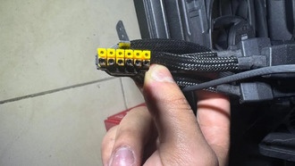 Разъем питания RTX 5090 с желтым наконечником расплавился