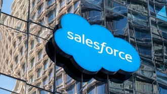 Salesforce повышает прогноз годовых продаж благодаря успехам в сфере ИИ