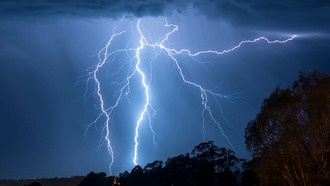 Молния убила мужчину во время разговора по смартфону в Индии