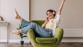 Невролог предупредил о связи между громкими наушниками и деменцией