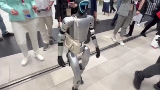 Робот Володя приветствует гостей на ПМЭФ с модной сумочкой Dior