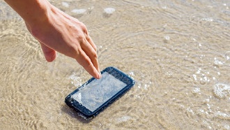 Эксперты предупреждают: рис не поможет спасти утопленный смартфон