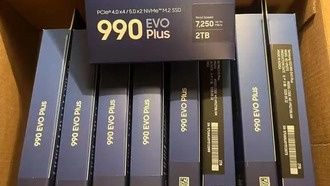 Покупатель заказал один SSD, а получил целую коробку с девятью дисками