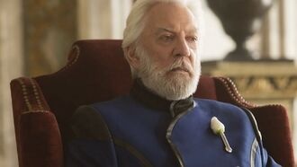 Рэйф Файнс рассказал, как заменит Дональда Сазерленда в роли Президента Сноу в новых «Голодных играх»