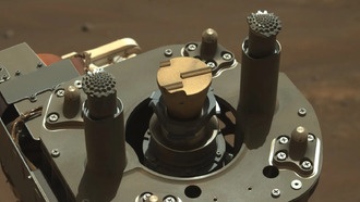 Марсоход Perseverance исследует необычный камень на Марсе