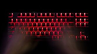 Британец обвинён в хакерских атаках на компании через группу IntelBroker