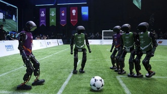 Гуманоидные роботы неуверенно играют в футбол на выставке в Китае