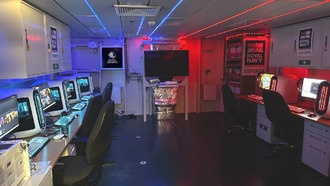 На британском авианосце открыли киберспортивный комплекс