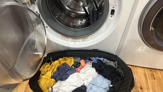 Частые ошибки при стирке, которые портят одежду и технику