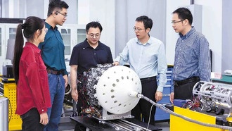 Китайские учёные создали змееподобных роботов для ремонта авиадвигателей