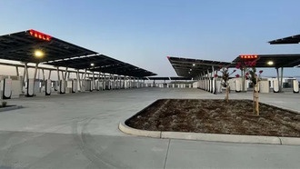 В Калифорнии открылась крупнейшая в мире солнечная зарядная станция Tesla